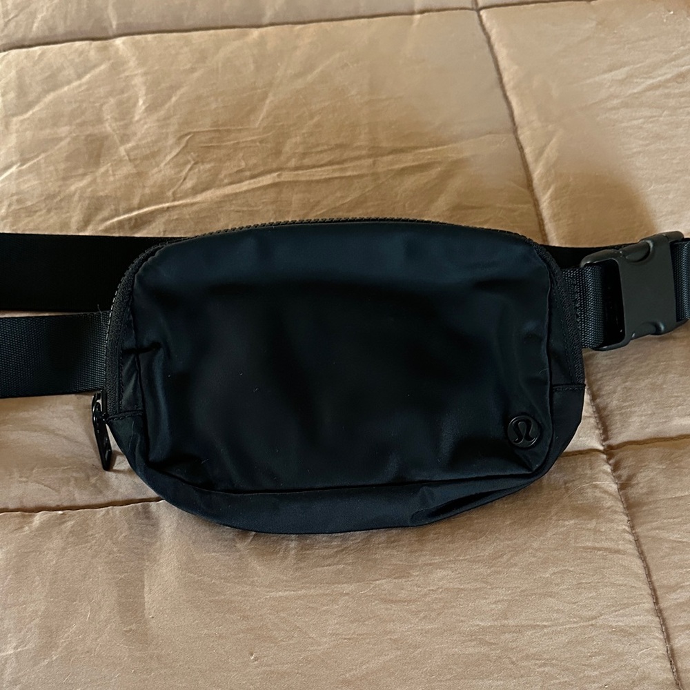 Lululemon Everywhere Belt Bag 1L. Color Black.